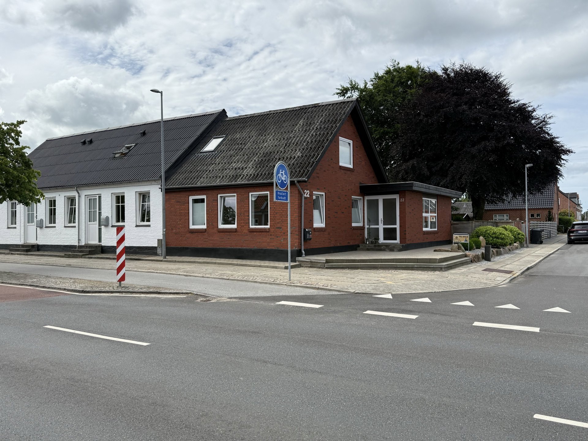 Byhus i en kanon stand. 