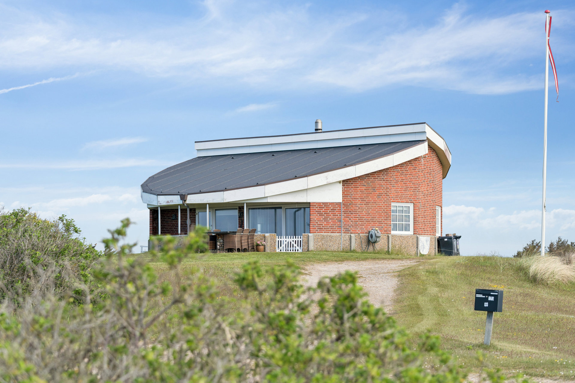 Unikt sommerhus i første række mod havet.
