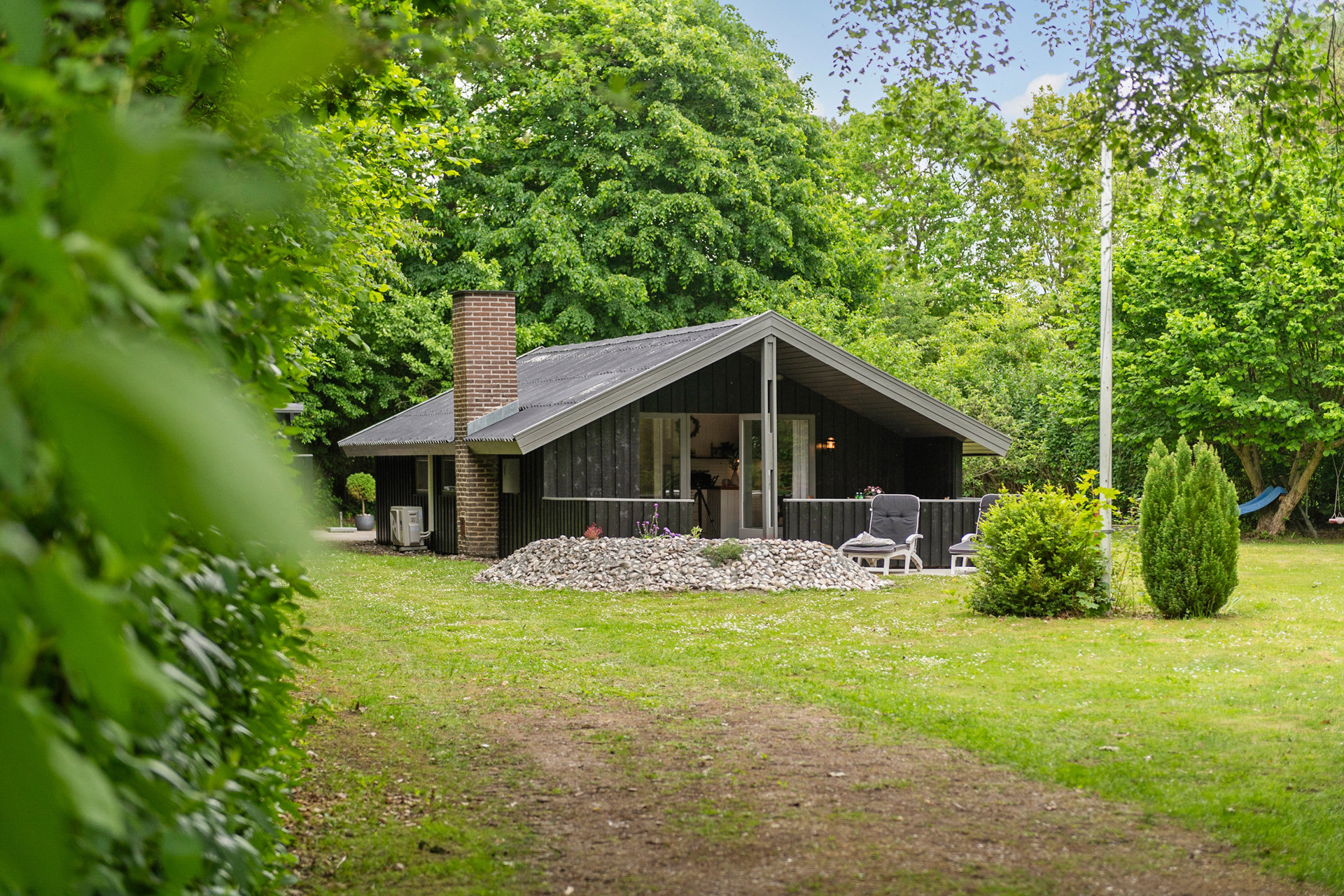 Charmerende sommerhus med badehotelstemning på skøn lukket grund